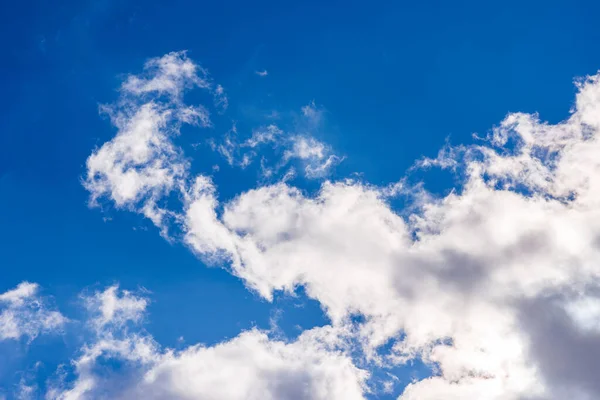 青空の中の白いふわふわの雲 青空の中の青い空 — ストック写真