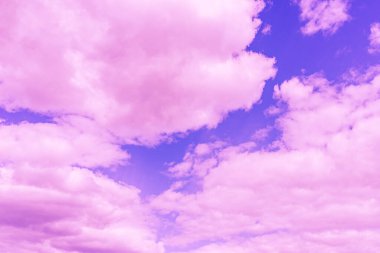 Güzel pembe bulut mor gökyüzü ve menekşe filtresi..