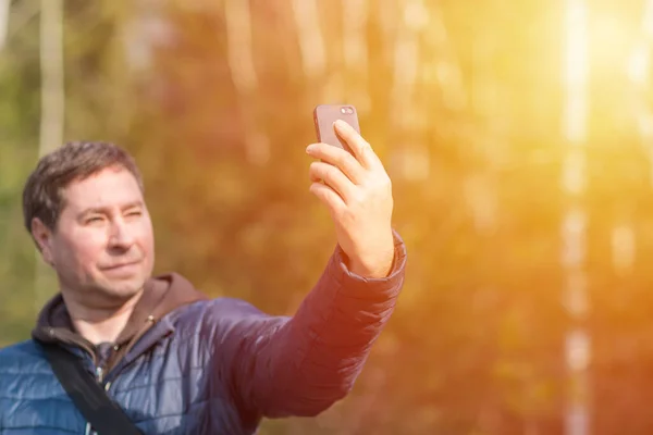 Homme Des Années Avec Son Téléphone Intelligent Mobile Recherche Signal — Photo