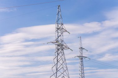 Yüksek voltajlı elektrik iletim kulesi. Elektrik konsepti. Yüksek voltajlı elektrik hatlarını kapatın. Yüksek voltajlı elektrik iletim pilonu.