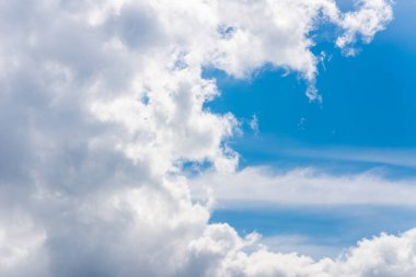 Mavi gökyüzünde seyrek bulutlar. Bulut manzarası. Mavi gökyüzü ve beyaz bulut. Güneşli bir gün. Küçük bulutlu mavi gökyüzü arka planı. Kümülüs bulutu..