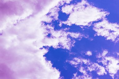 Mor bulutlar, güzel mavi gökyüzü, gökyüzü, muhteşem bir arka plan..