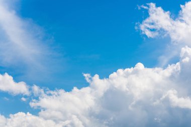 Mavi gökyüzünde seyrek bulutlar. Bulut manzarası. Mavi gökyüzü ve beyaz bulut. Güneşli bir gün. Küçük bulutlu mavi gökyüzü arka planı. Kümülüs bulutu..