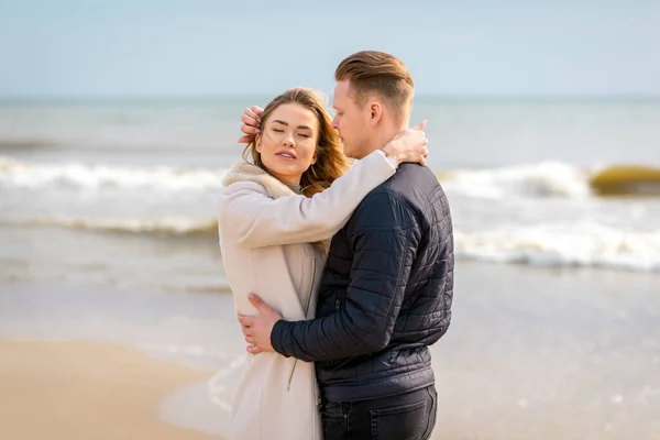 Casal Jovem Desfrutando Uma Costa Curtindo Uns Aos Outros Verão — Fotografia de Stock