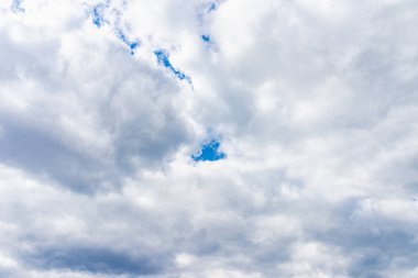 Güzel mavi gökyüzü, beyaz bulut arkaplanı. Şekil bağımsız, doğa elementleri. Harika bir gökyüzü. Açık mavi bir arkaplanda güzel, tüylü bulutlar..