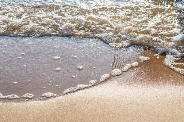 Morbida Onda Del Mare Sulla Spiaggia Sabbiosa Serale Messa Fuoco — Foto Stock