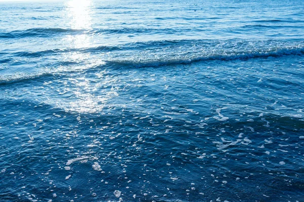 海の噴霧が多く深い青とラフの海の実際のショット 青い背景 — ストック写真