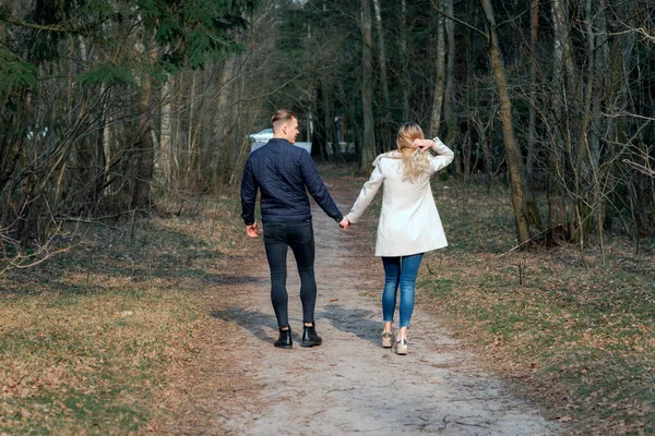 Beau Couple Amoureux Allant Promener Dans Une Forêt Printemps Automne — Photo