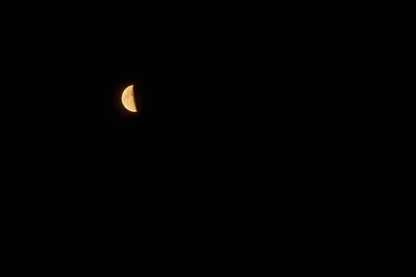 暗い空に半分の月夜の空 Blue Moon Copy Spaces Softフォーカス — ストック写真