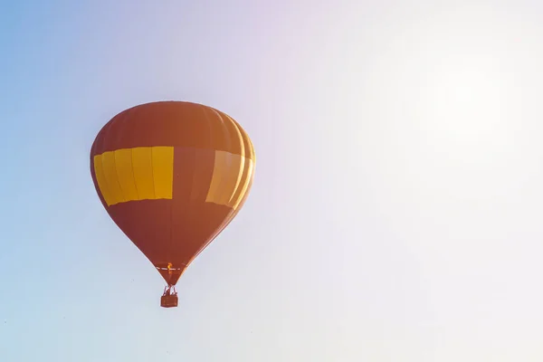 Μπαλόνι Θερμού Αέρα Πετά Ένα Μπλε Ουρανό Ένα Μπλε Κίτρινο — Φωτογραφία Αρχείου