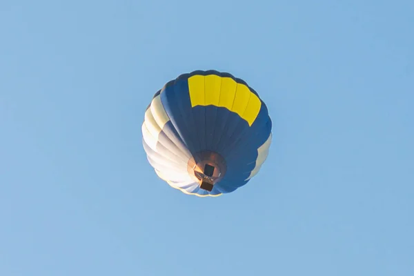 Hot Air Μπαλόνι Πετά Ένα Μπλε Ουρανό Ένα Μπλε Κίτρινο — Φωτογραφία Αρχείου
