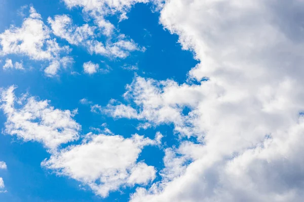 美しい青空 白い雲の背景 自立した形 自然の要素素晴らしい空 薄緑色の空を背景に白いふわふわの雲 — ストック写真