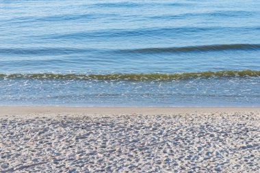 Boş deniz ve plaj arka planında kopya alanı. Akşamları dalgalı deniz..