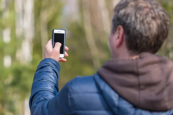 Hombre Con Teléfono Inteligente Móvil Busca Señal Recepción Bosque Soleado — Foto de Stock