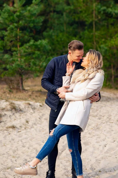 Gelukkig Liefdevol Koppel Genietend Van Momenten Van Geluk Het Park — Stockfoto