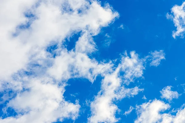 白い雲と雲の背景を持つ劇的な青い空 — ストック写真