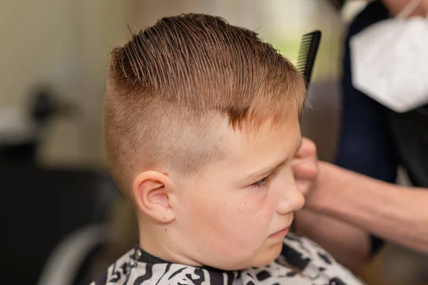 Garoto Bonito Tem Corte Cabelo Barbeiro Profissional Fazendo Corte Cabelo — Fotografia de Stock