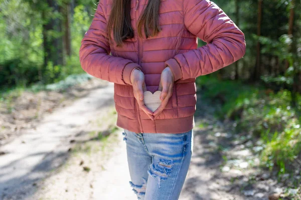 Одна Веселая Девочка Подросток Лесу Деревянным Сердцем Руках — стоковое фото