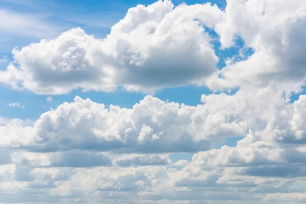 Mooie Schaarse Wolken Blauwe Hemel Wolkenkrabber Blauwe Lucht Witte Wolken — Stockfoto