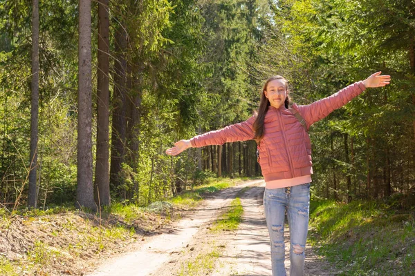 Jeune Voyageuse Bras Tendus Levés Profitant Air Frais Dans Forêt — Photo