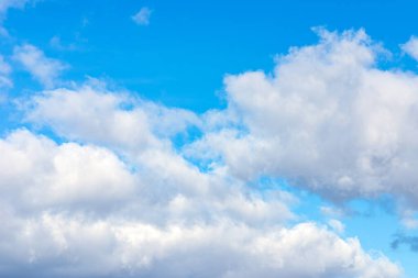Beyaz bulutlu mavi gökyüzü. Açık havada yakın çekim..