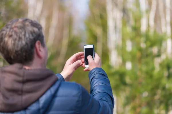 Homme Des Années Avec Son Téléphone Intelligent Mobile Recherche Signal — Photo