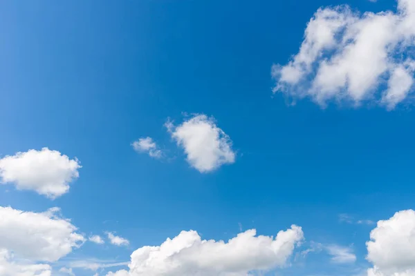 青空白い雲ふわふわの灰色の雲 劇的な青空 雲暖かい晴れ夏の日の背景 — ストック写真