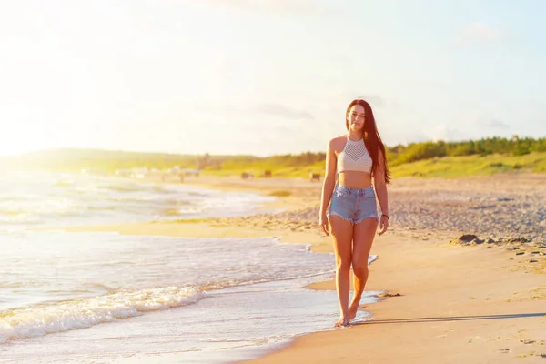 Einsame Junge Frau Fuß Strand Sonnenuntergang Day Beach Frau Mode — Stockfoto