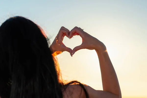 Dívka Drží Symbol Tvaru Srdce Ruce Fingers Valentine Day Love — Stock fotografie