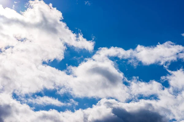 青空の中の白いふわふわの雲 青空の中の青い空 — ストック写真