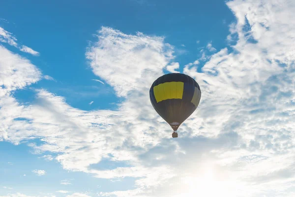 熱気球と青空 白い雲 夏の夜に空気中の青い黄色の熱気球 — ストック写真