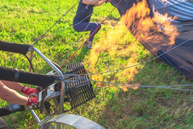 Sıcak hava balonuyla bir uçuşa hazırlanıyor. Sıcak hava balonunun içinde süper sıcak alevi olan bir kullan at telefon..