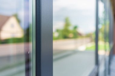 Evin penceresi, evin yan duvarı, ev tasarımı fikri. İçerisi boş. Açık havada çekilmiş..