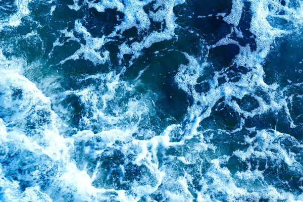Derin Mavi Dalgalı Deniz Manzarası Bol Bol Deniz Spreyi Mavi — Stok fotoğraf