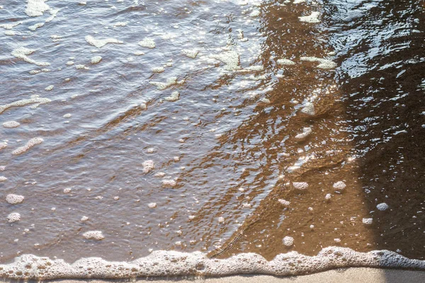 Morbida Onda Del Mare Sulla Spiaggia Sabbiosa Serale Messa Fuoco — Foto Stock