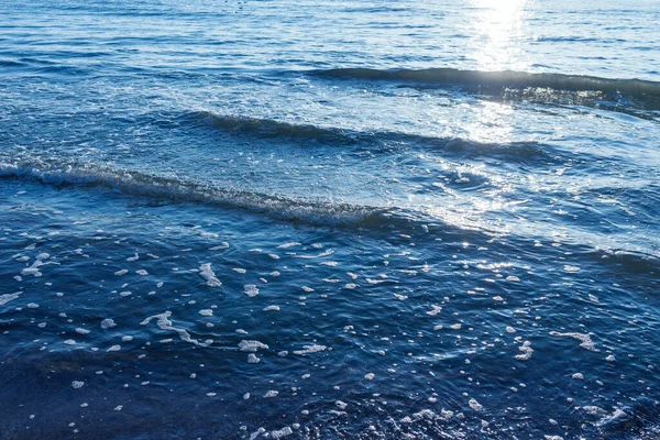 Ареалний Знімок Глибокого Синього Грубого Моря Великою Кількістю Морського Спрею — стокове фото