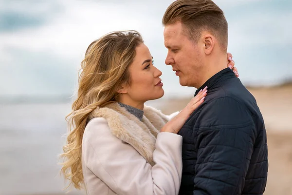 Jonge Paren Genieten Aan Een Kust Genieten Van Elkaar Zomer — Stockfoto