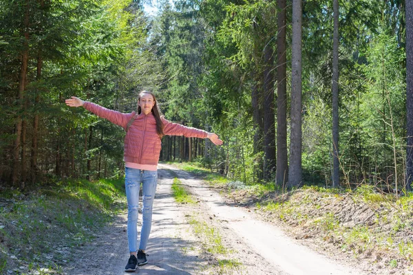 Jeune Voyageuse Bras Tendus Levés Profitant Air Frais Dans Forêt — Photo