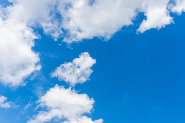 Nuvole Bianche Grigie Nel Cielo Blu Bella Giornata Durante Primavera — Foto Stock