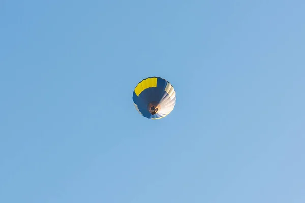 Μπαλόνι Θερμού Αέρα Πετά Ένα Μπλε Ουρανό Ένα Μπλε Κίτρινο — Φωτογραφία Αρχείου