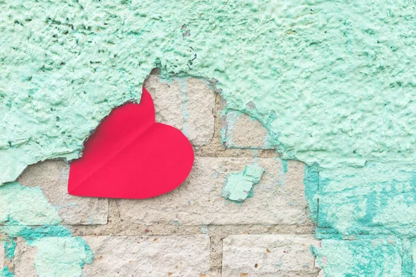 День Святого Валентина Фон Червоним Паперовим Серцем Сільській Зеленій Обсипаючій — стокове фото