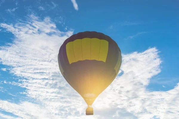Heißluftballon Und Blauer Himmel Sonne Weiße Wolken Blaugelber Heißluftballon Der — Stockfoto