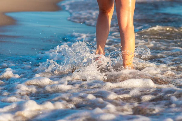Frau Beine Und Füße Auf Dem Sand Des Strandes Mit — Stockfoto