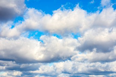 Mavi gökyüzünde beyaz kabarık bulutlar. Mavi bulutlu beyaz gökyüzü güzel mavi gökyüzünde..