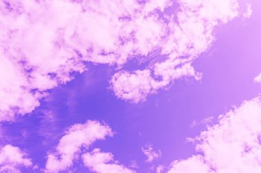 Güzel pembe bulut mor gökyüzü ve menekşe filtresi..