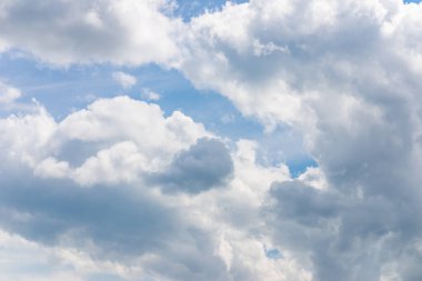 Mavi gökyüzünde seyrek bulutlar. Bulut manzarası. Mavi gökyüzü ve beyaz bulut. Güneşli bir gün. Küçük bulutlu mavi gökyüzü arka planı. Kümülüs bulutu..