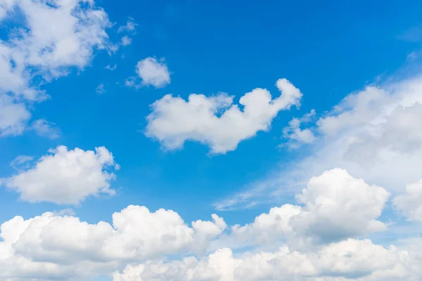 Nuvole Bianche Grigie Nel Cielo Blu Bella Giornata Durante Primavera — Foto Stock