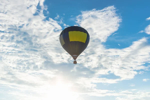 Balão Quente Céu Azul Sol Nuvem Branca Balão Quente Amarelo — Fotografia de Stock