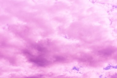 Güzel pembe bulut mor gökyüzü ve menekşe filtresi..