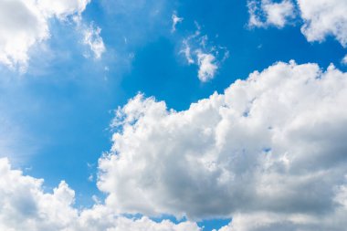 Mavi gökyüzünde beyaz ve gri bulutlar. Sıcak bahar ya da yaz mevsiminde güzel bir gün. Kopya alanı..